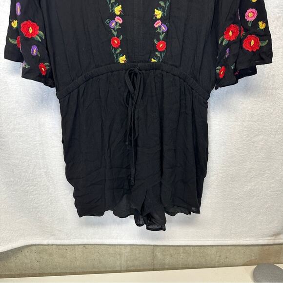 Umgee Black‎ 3/4 Bell Sleeve Floral Embroidered Romper Size M - Picture 3 of 10